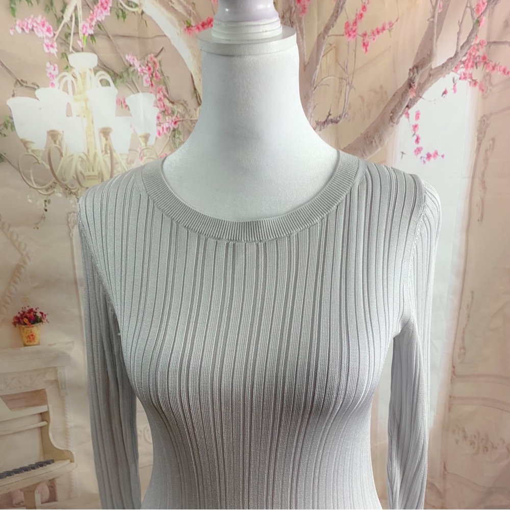 VINCE Ribbed Crew Silver Top - Picture 9 of 14